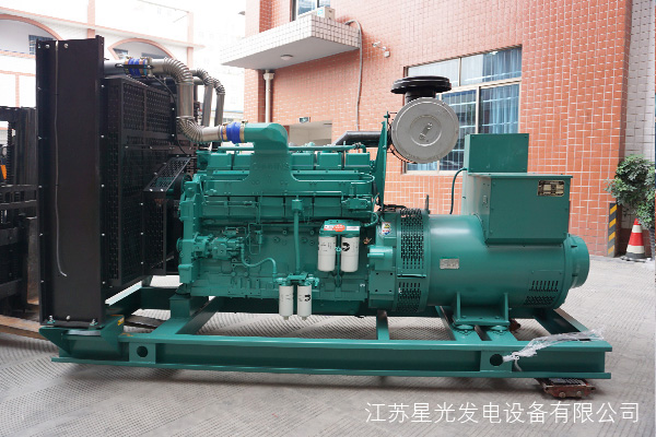 發(fā)電機組更換燃油濾清器